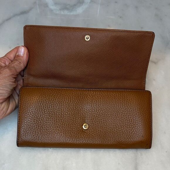 Michael Kors Pebbled Leather Fulton Flap Medallion Wallet - Picture 12 of 16